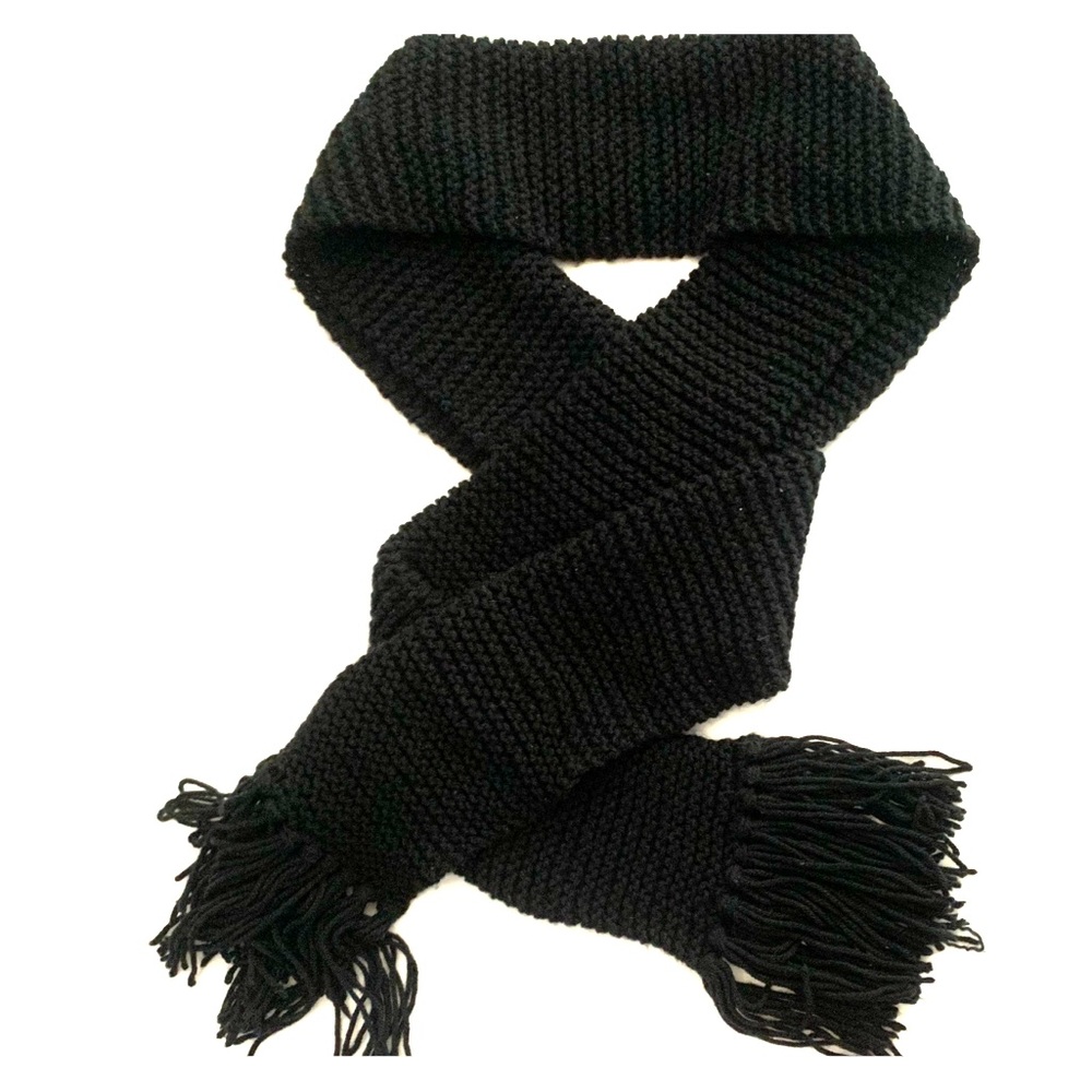 ⭐️4/15⭐️ Black knitted scarf